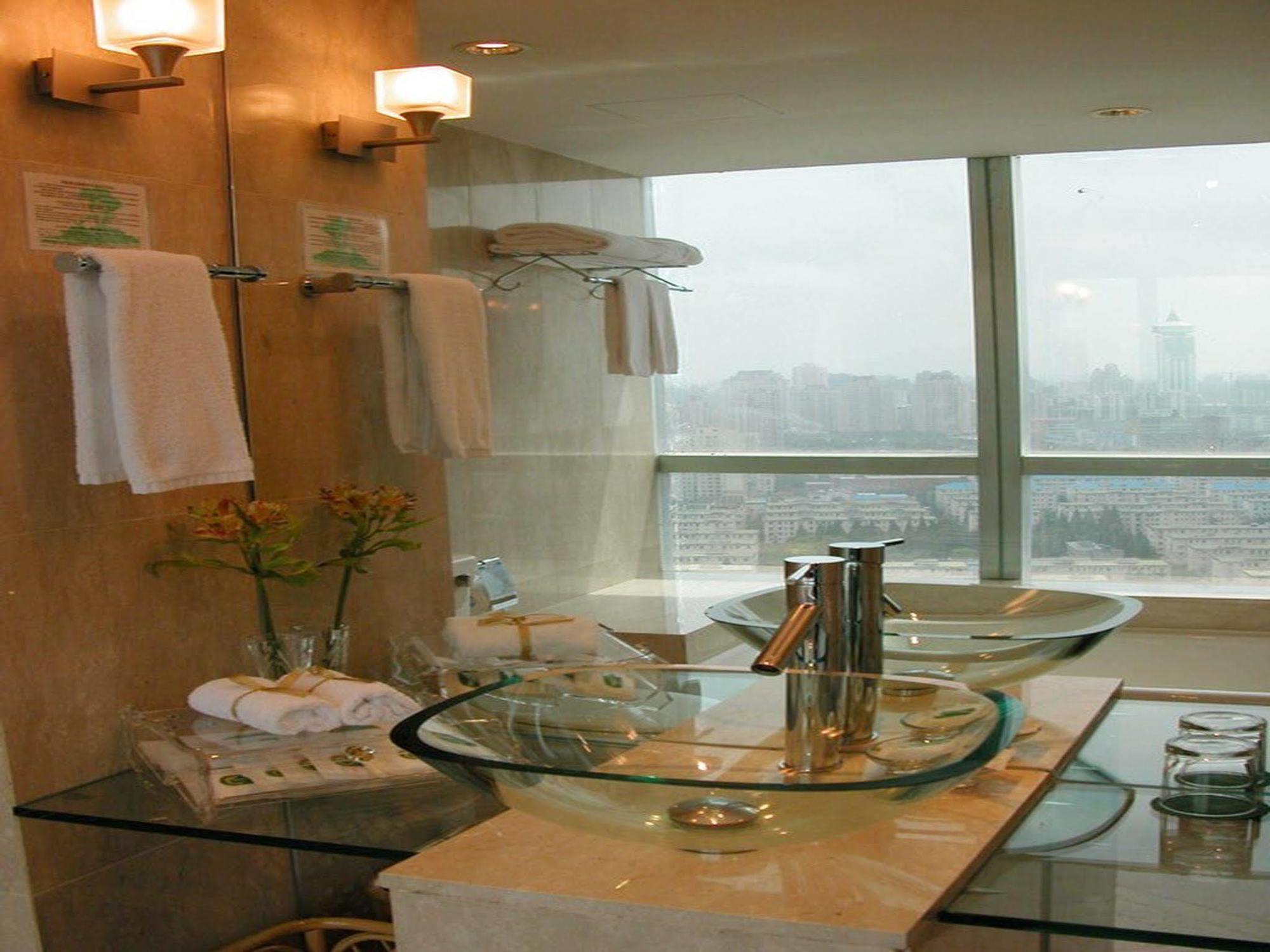 Supreme Tower Hotel Шанхай Екстериор снимка